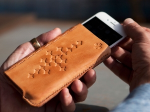 iPhone Hoes Linea, Unieke handgemaakte leren telefoonhoes, functioneel en mooi - iDOON, Paulus, leer en canvas, leerbewerker