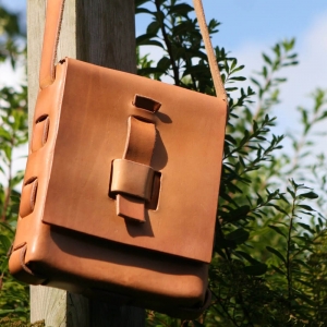 Schoudertas Keep, Unieke handgemaakte leren tas, functioneel en mooi - iDOON, Paulus, leer en canvas