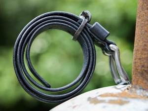 Riem Zwart, Unieke handgemaakte leren riem, functioneel en mooi - iDOON, Paulus, leer en canvas