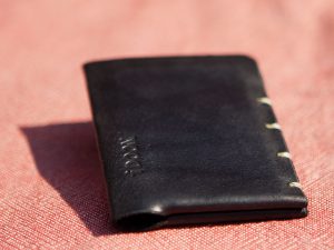 Unieke handgemaakt pasjesmapje, natuurlijk gekleurdiDOON, leer en canvas, Paulus