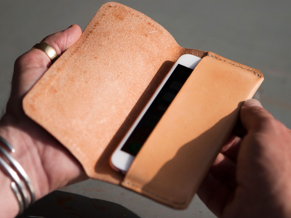 Telefoon Etui, Uniek handgemaakt leren etui, functioneel en mooi - iDOON, Paulus, leer en canvas